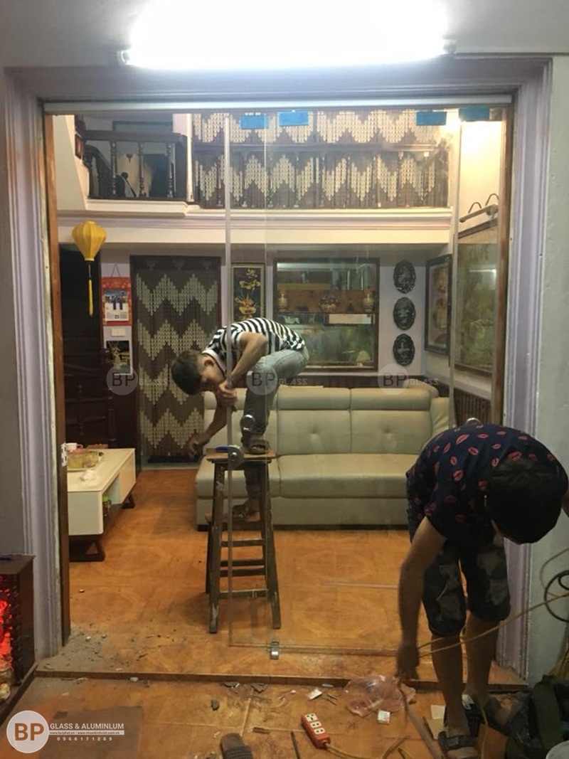 cửa kính trượt ray treo cô nguyệt 687 Minh Khai
